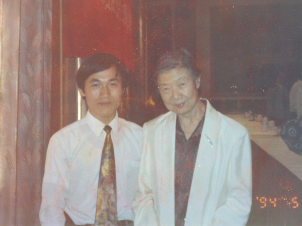 湯傳忠與于若木女士（陳云同志夫人，著名營(yíng)養(yǎng)專家）合影