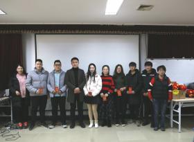 新春迎元宵，歡聲振精神，愛元宵三五風(fēng)光，繁光遠(yuǎn)綴天