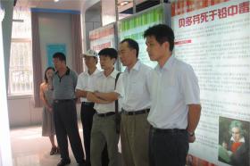 山東省食品藥品監(jiān)督管理局副局長陳耕一行到我公司參觀、視察